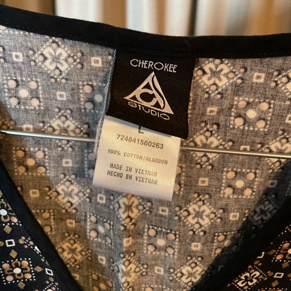Cherokee Studio Scrub Top - Picture 3 of 3